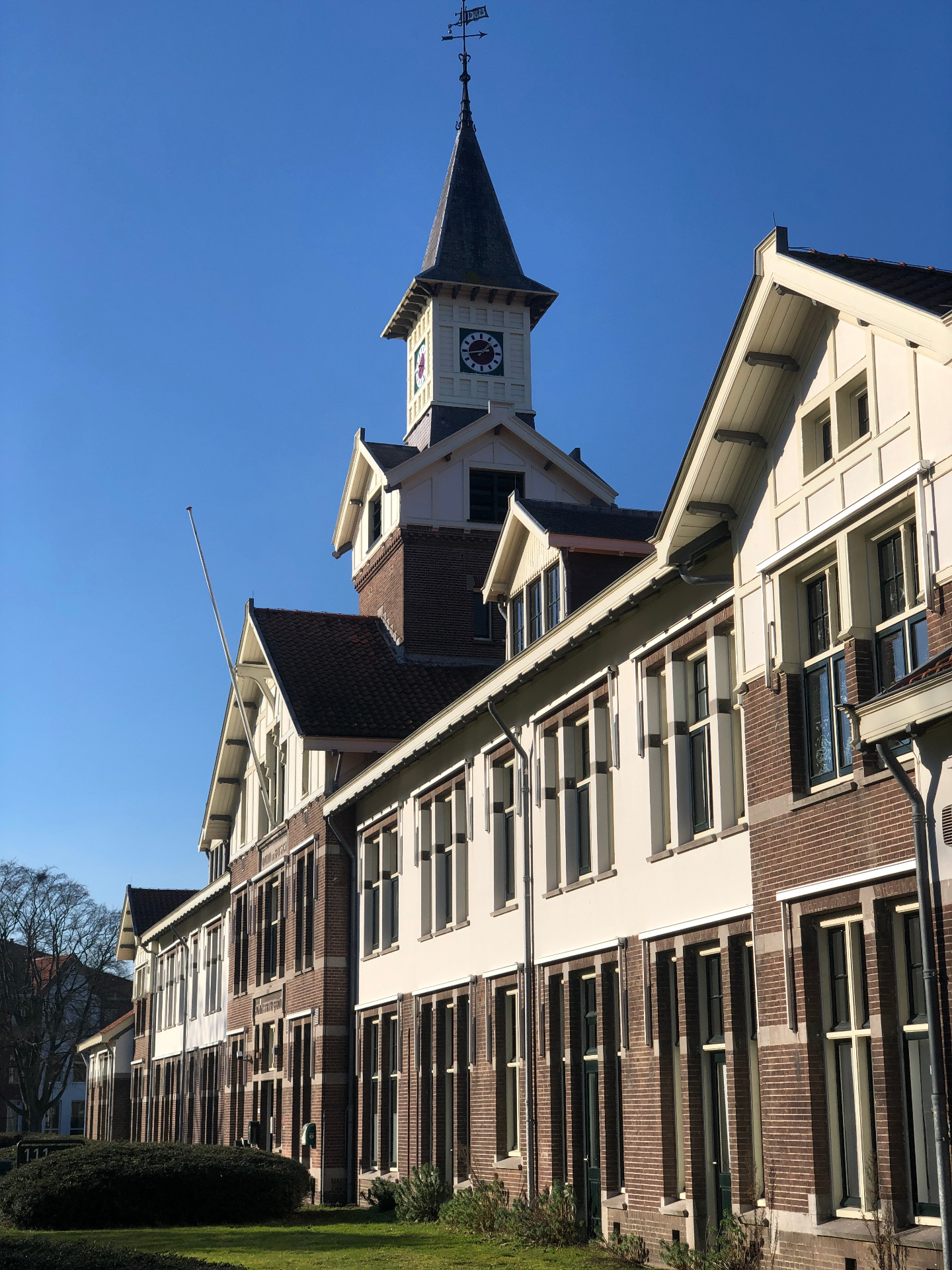 Historisch hoofdgebouw met klokkentoren op landgoed Dijk en Duin