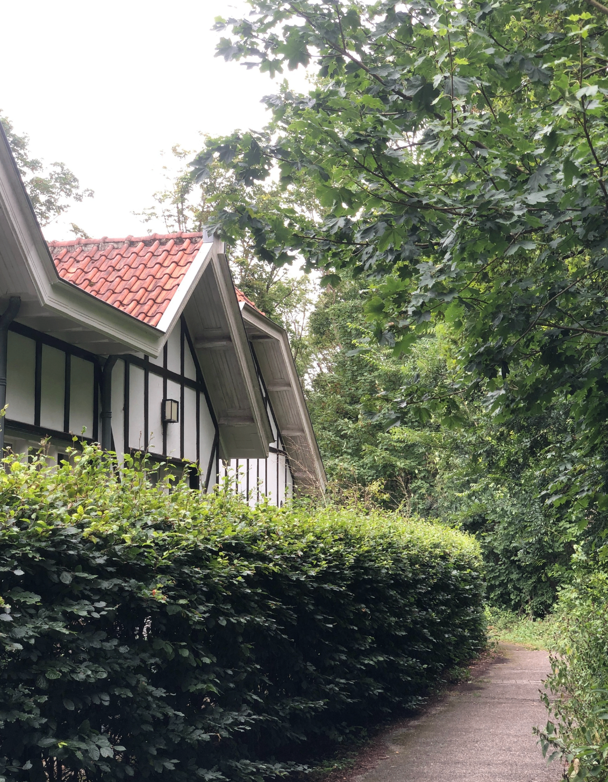 Wandelpad langs een karakteristiek huisje op het landgoed